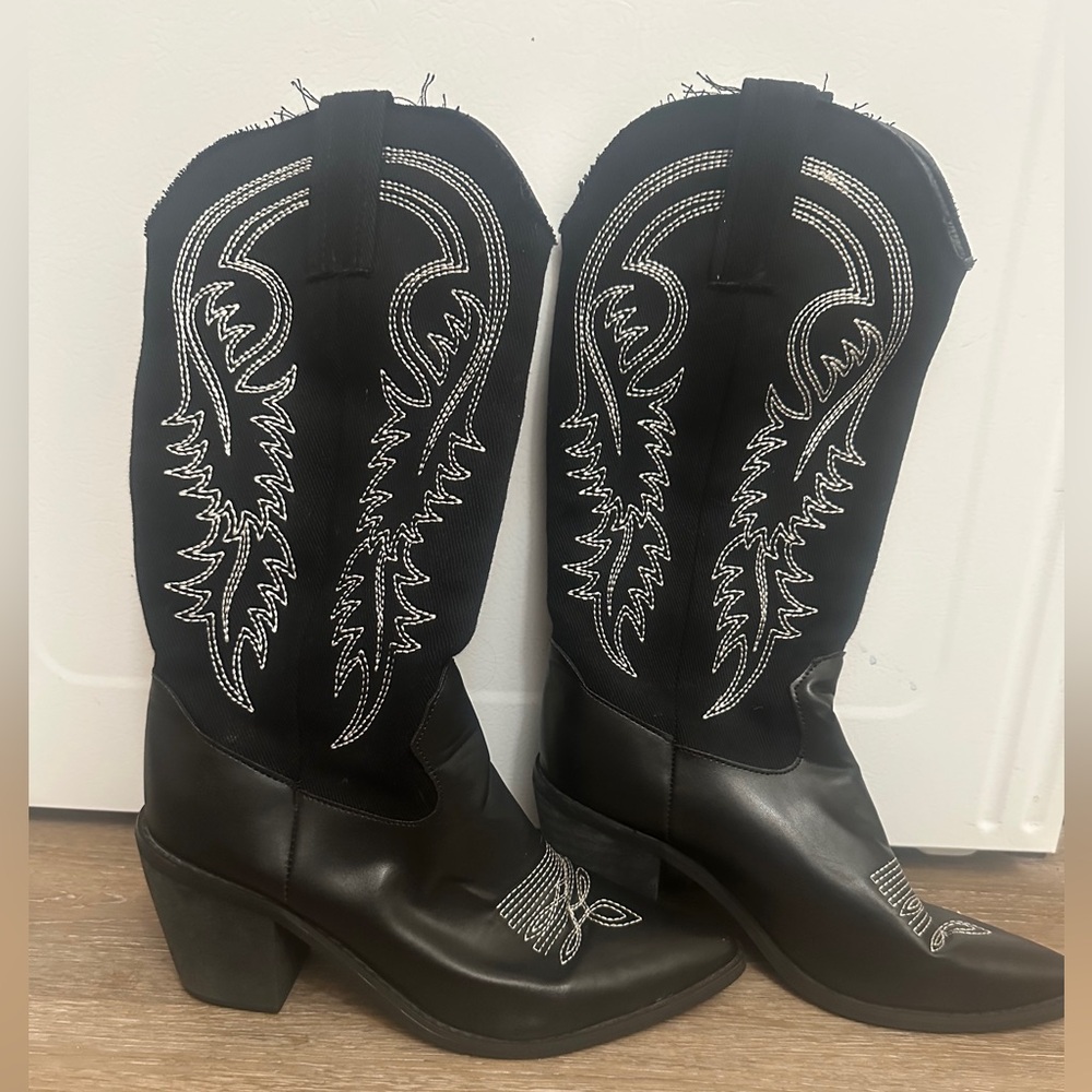 Black Western Cowboy Boots with White Embroidery – Mid-Calf Chunky Heel - Picture 2 of 4